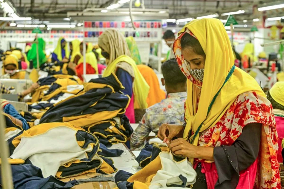 ১৩ হাজার কনটেইনার নিয়ে সাগরে ভাসছে অনিশ্চয়তা: বিদেশি ক্রেতাদের এক সিদ্ধান্তে ধস নামবে পোশাকশিল্পে?